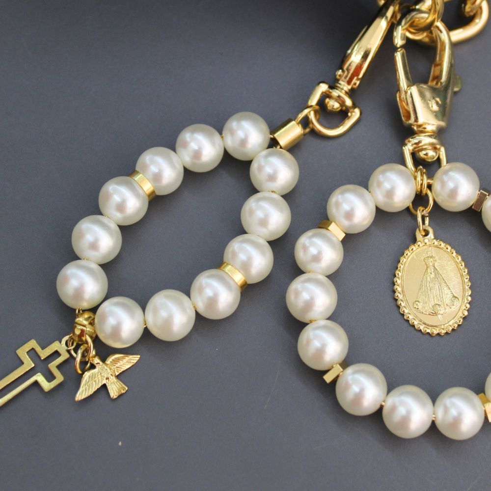 Pulseiras de pérolas com pingentes religiosos dourados